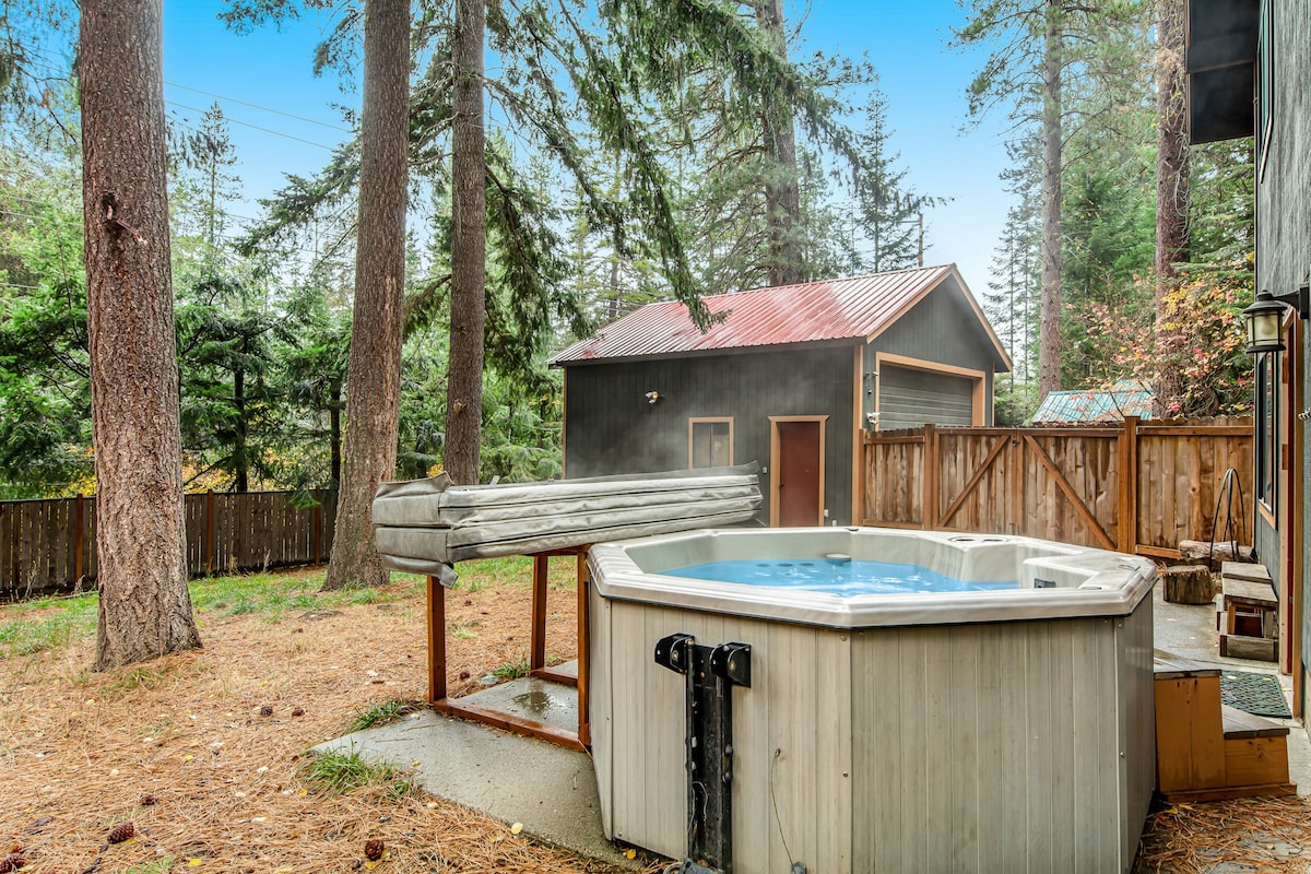 Alpine 3BR with fenced yard, hot tub, & Ping-Pong