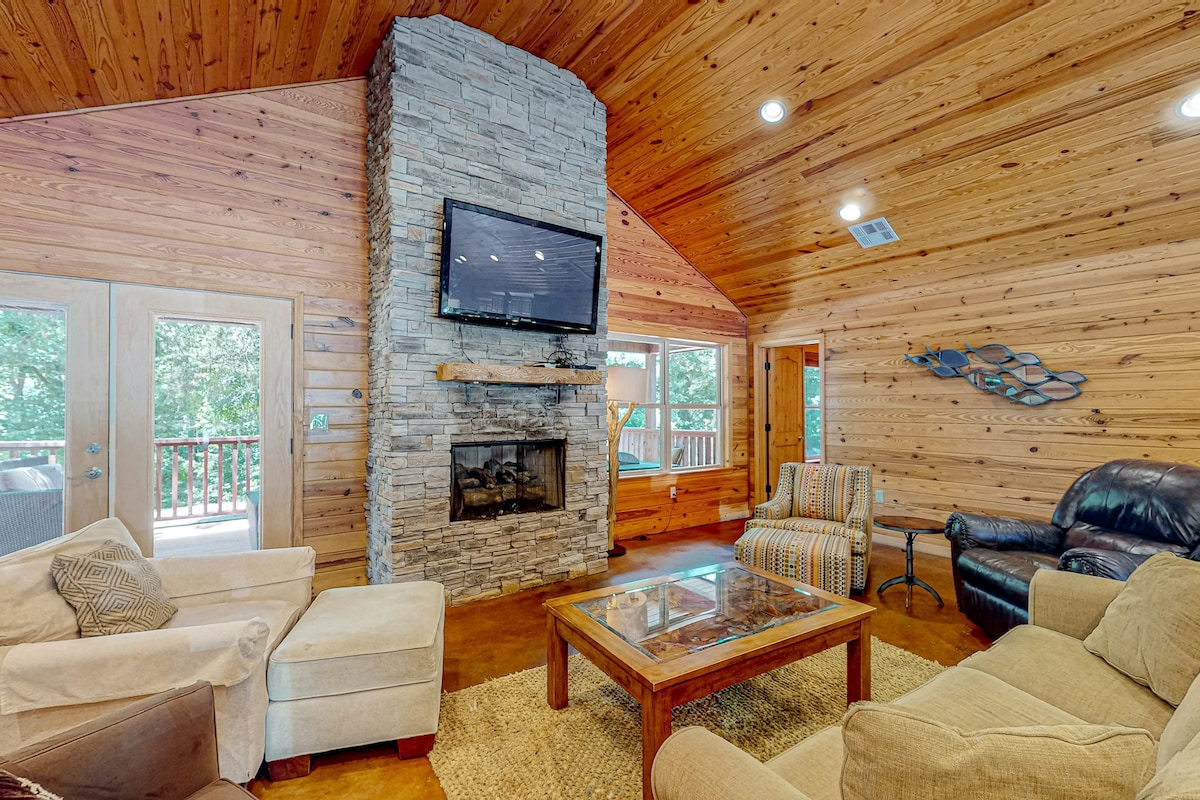 4BR water-view cabin with fireplace, deck, grill