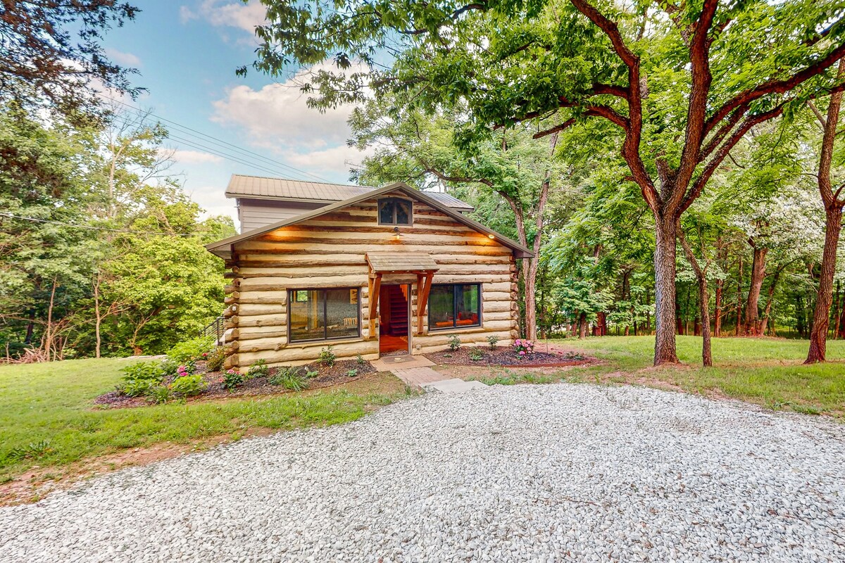 2BR remodeled cabin with kitchen, deck, grill