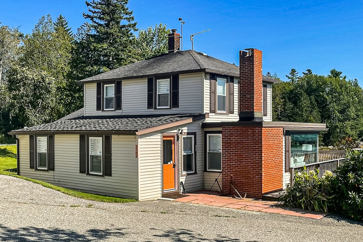 Oceanfront, dog-friendly 3BR with amazing views