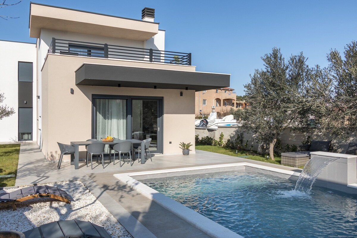 Luxury Villa Floral Elegance with Pool