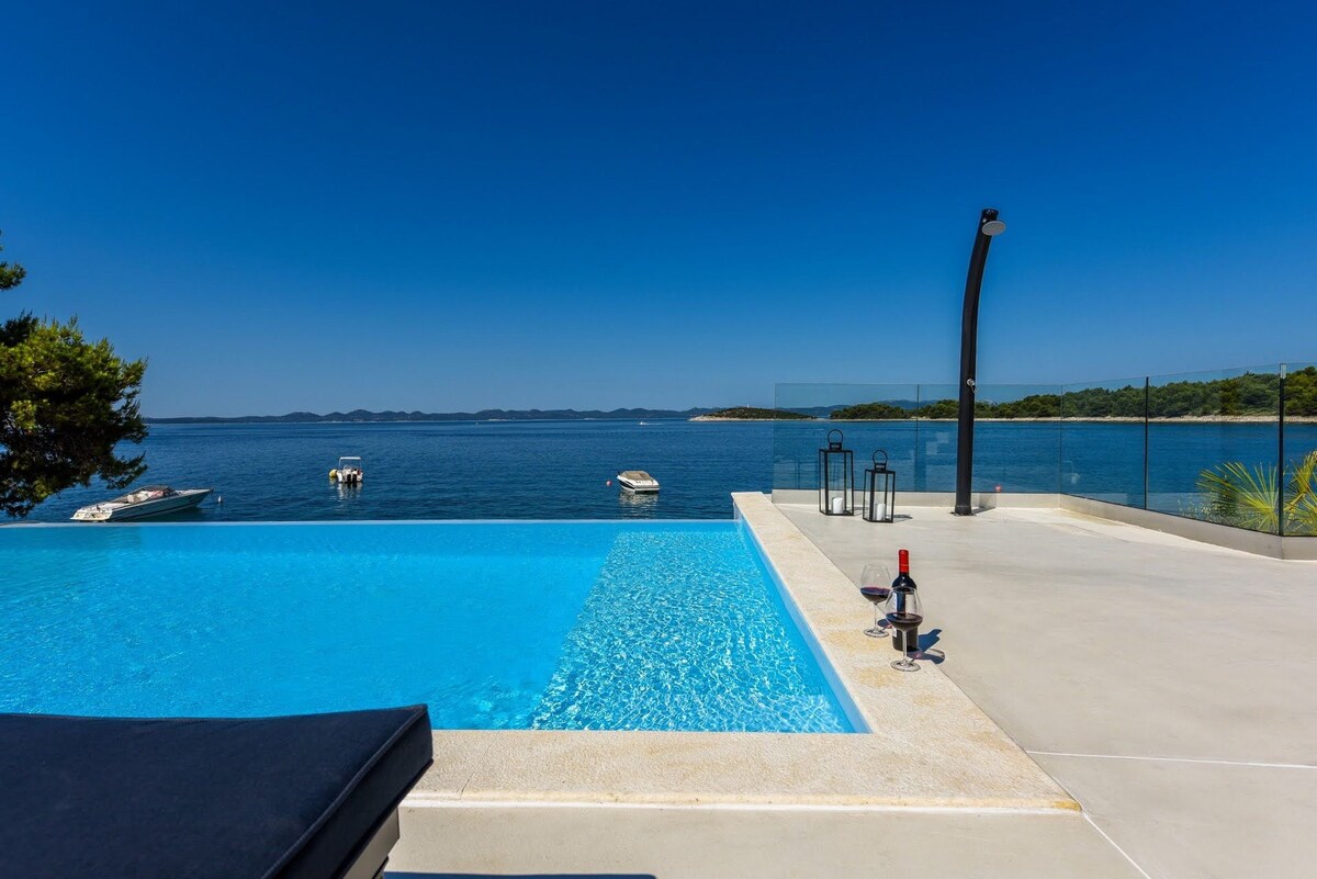 Luxury Villa Aqua Vision with Pool