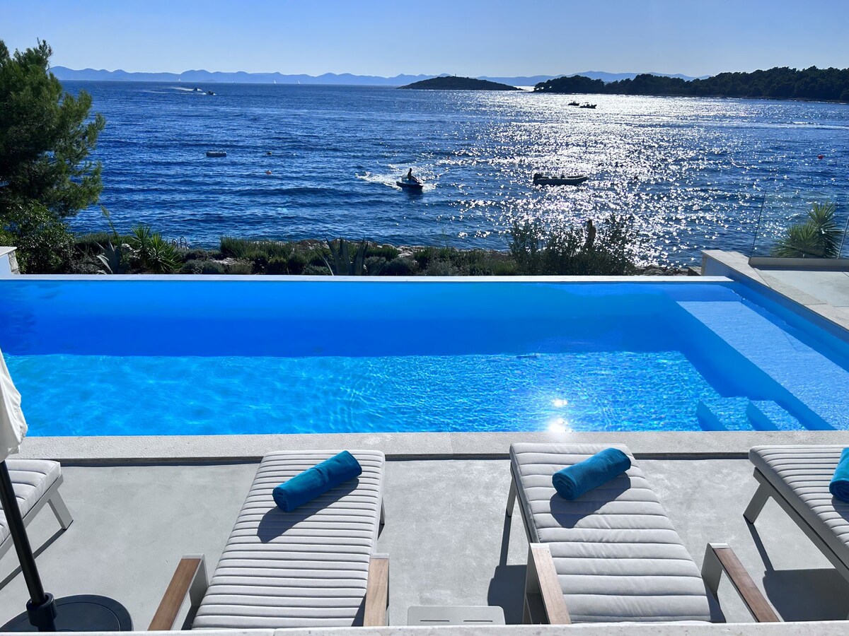 Luxury Villa Aqua Vision with Pool