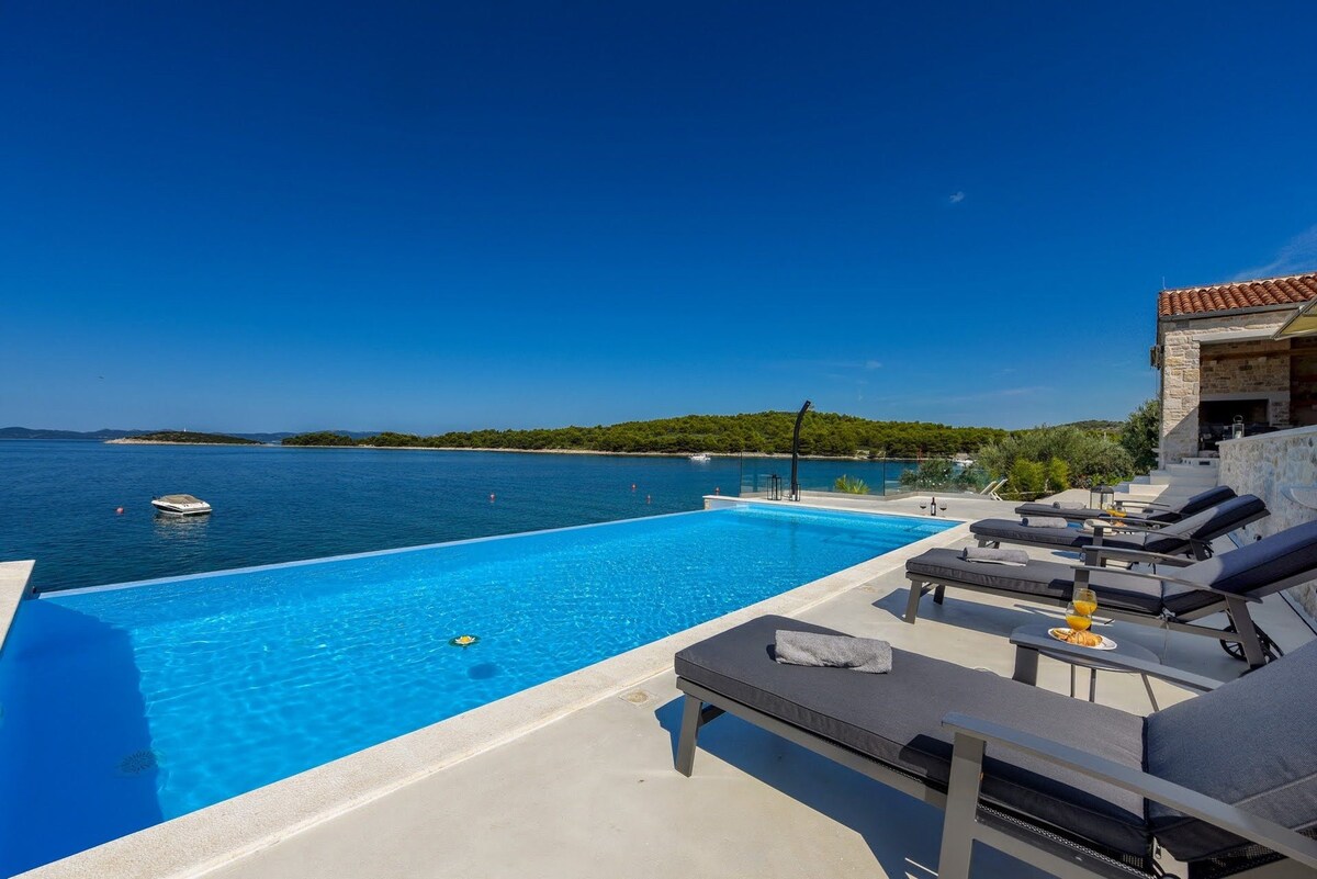 Luxury Villa Aqua Vision with Pool