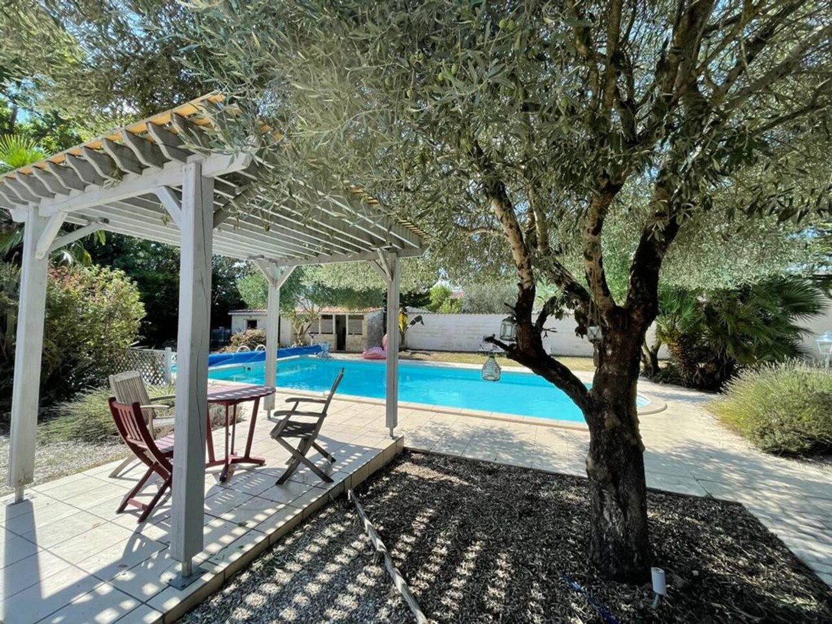 Villa 6 km away from the beach with swimming-pool