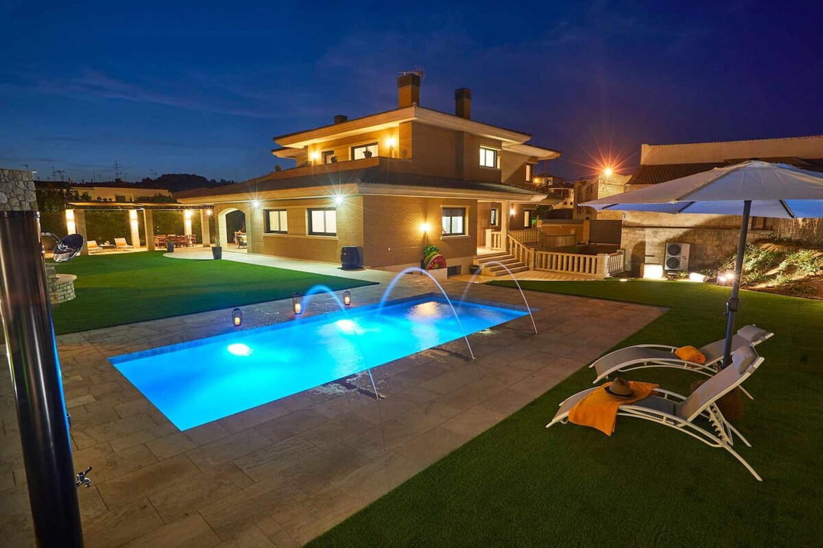 Big villa with swimming-pool, sauna and jacuzzi