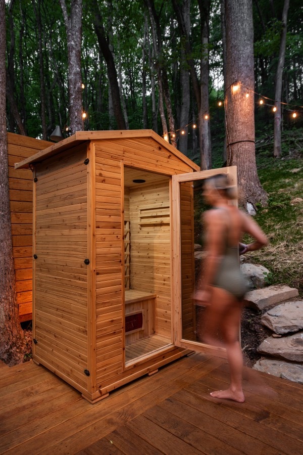 Modern couples cabin, sauna & hot tub