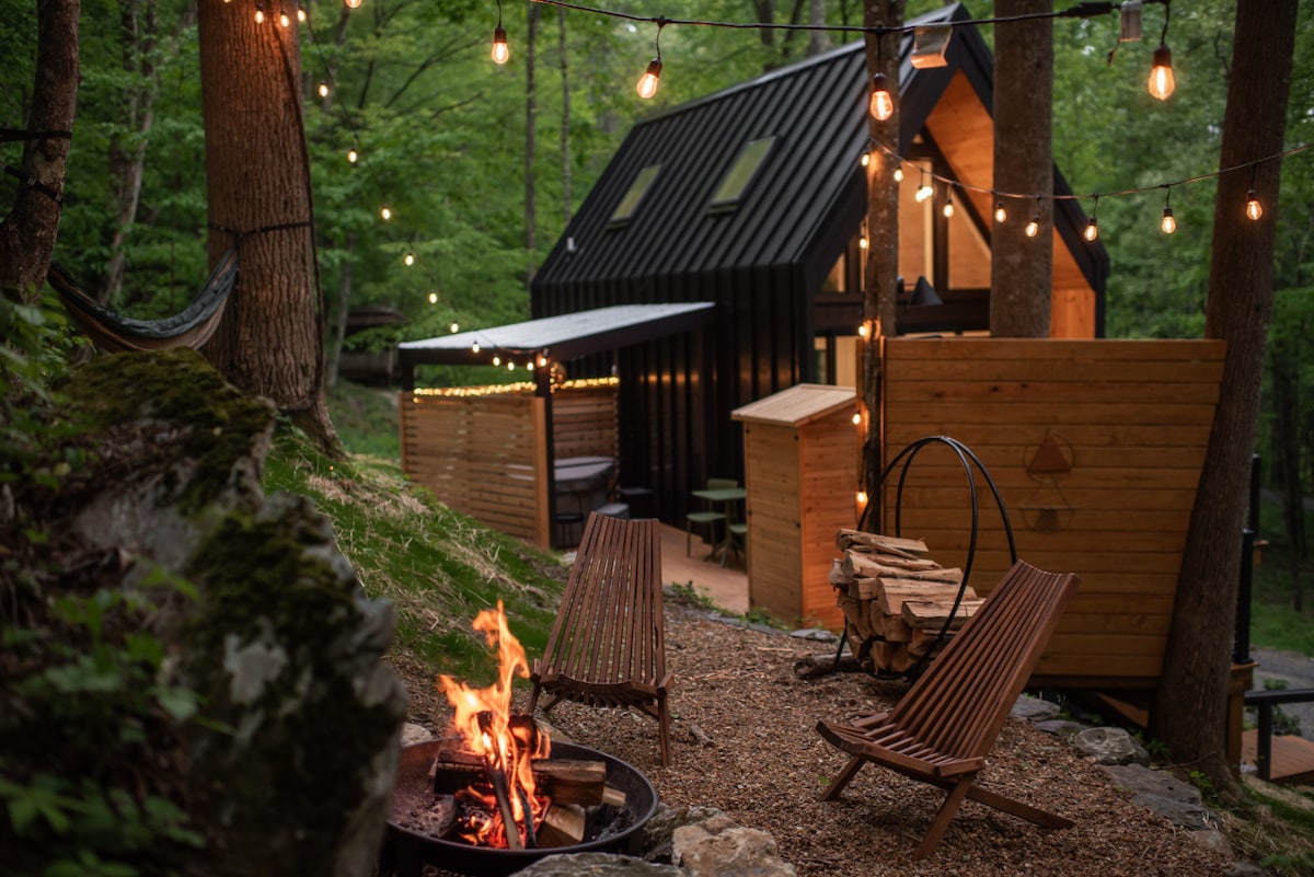 Modern couples cabin, sauna & hot tub