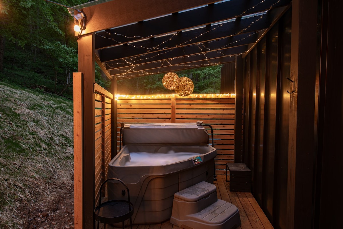 Modern couples cabin, sauna & hot tub