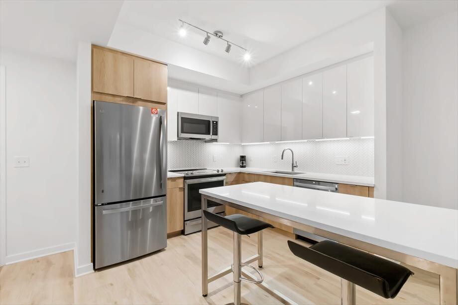 near Capitol Hill 2/1 BR | Upscale Amenities