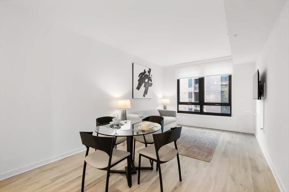 near Capitol Hill 2/1 BR | Upscale Amenities