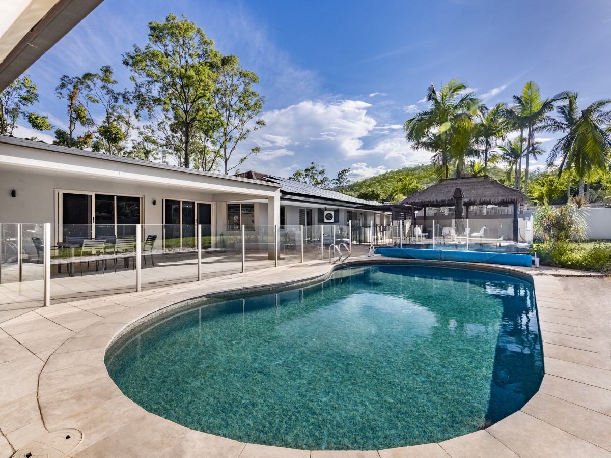 Modern 4BR Holiday Home W/ Pool & BBQ @Oxenford