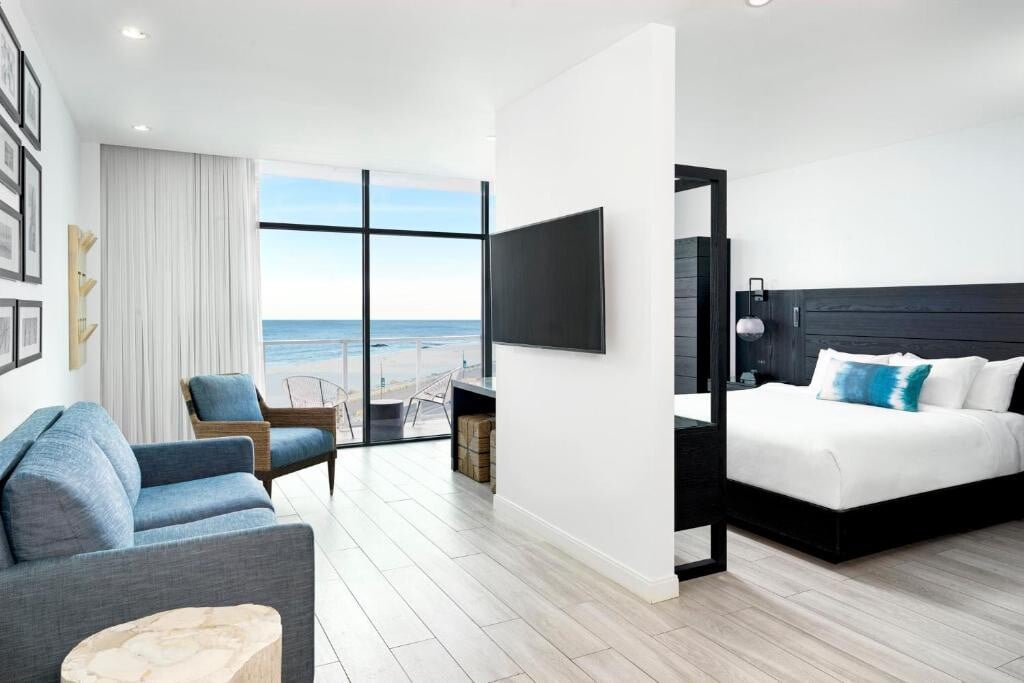 Beach Bliss: Upscale Suites with Ocean Views & SPA