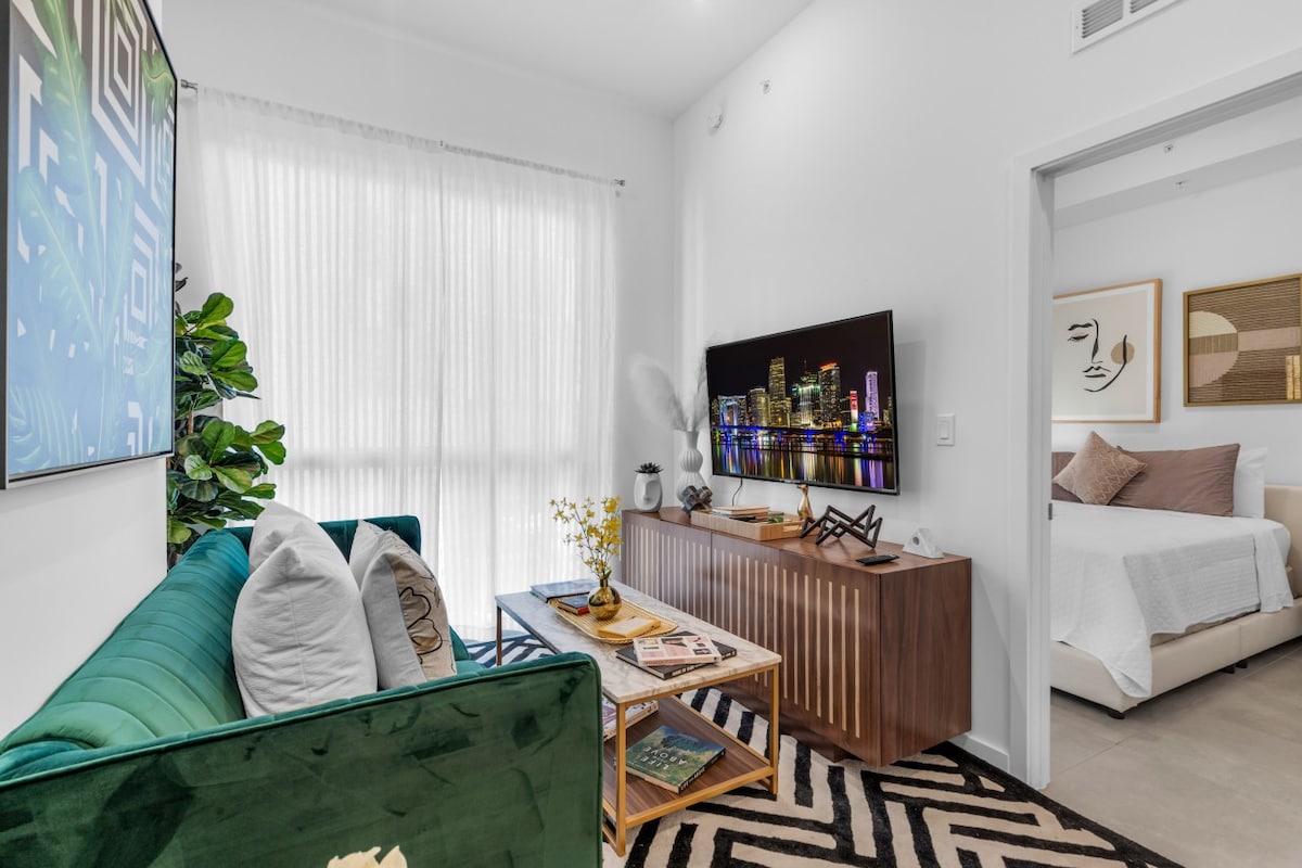 Miami Magic: Vibrant 2 Bedroom with Free Parking