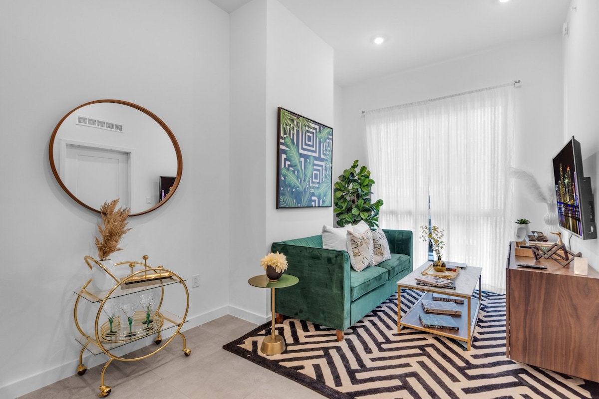 Miami Magic: Vibrant 2 Bedroom with Free Parking