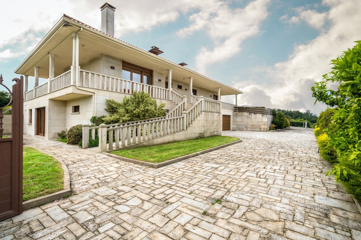 casa de lujo con pisicina y jardin en el rural