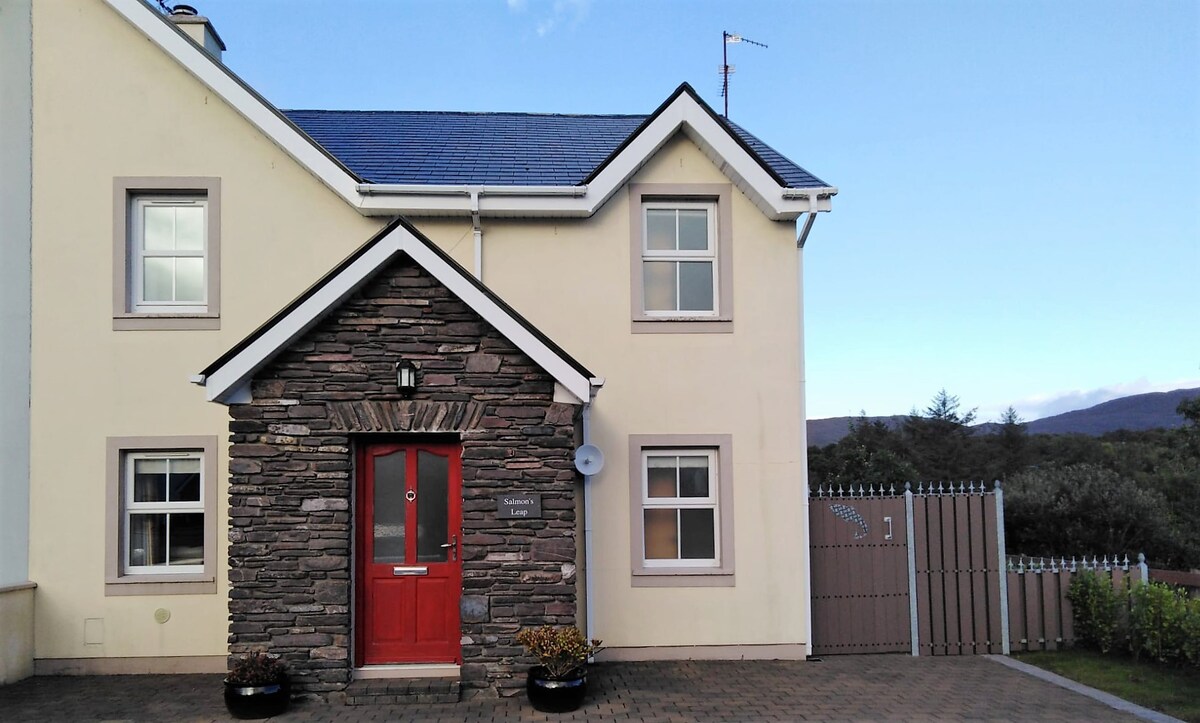 Lovely home just a 2 minute walk from Sneem villag