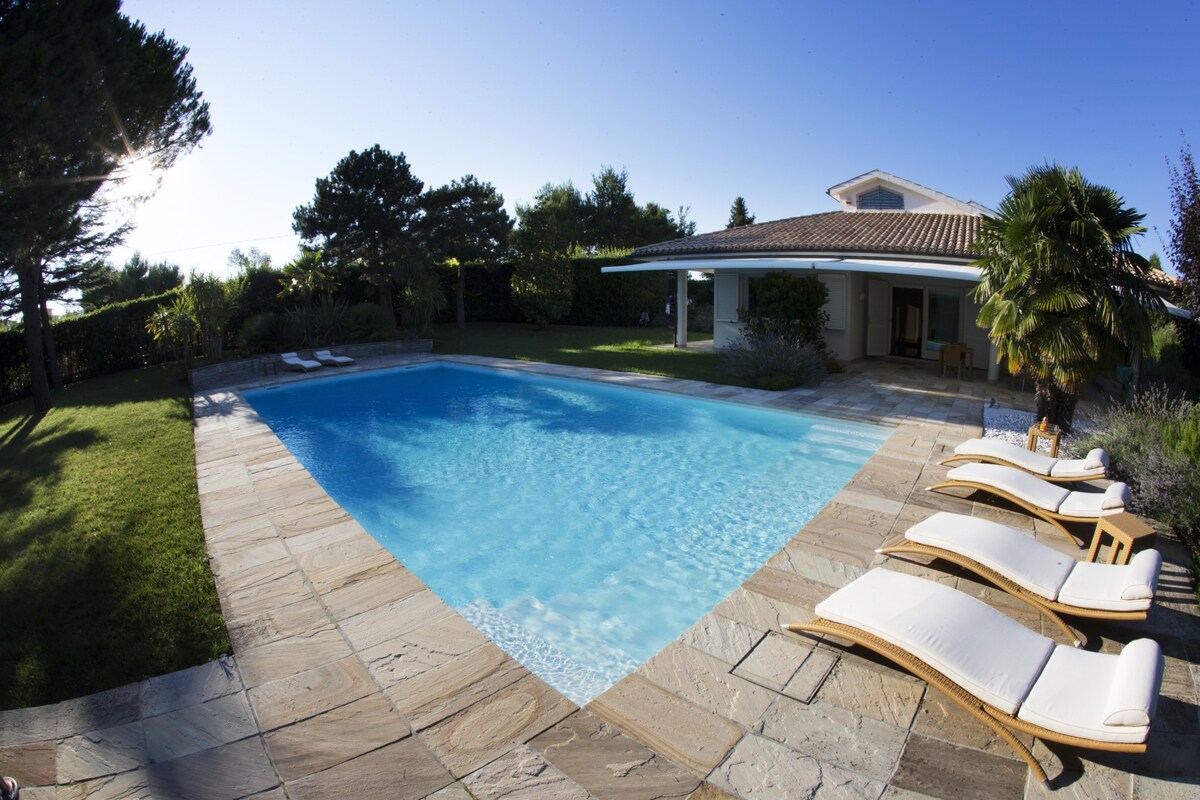 Villa Ibi- Camerano, villa with swimming pool