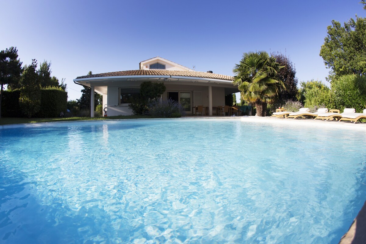 Villa Ibi- Camerano, villa with swimming pool