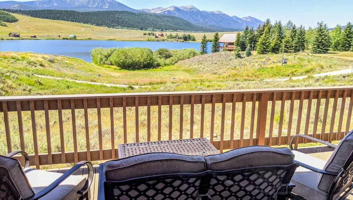 Mountain Lake Lodge: Your 3-Bed Lake Escape!