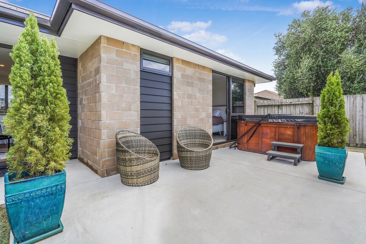 The Tree House - Hamilton Holiday Home