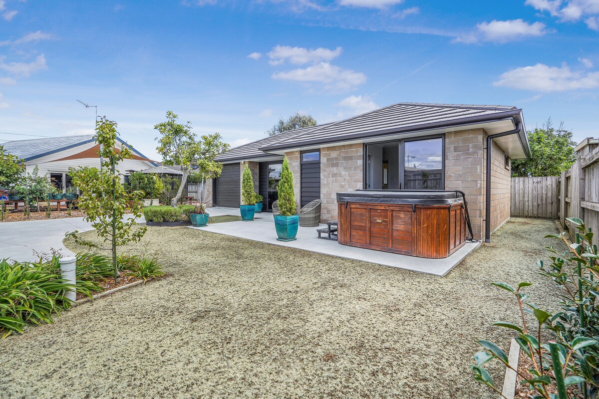 The Tree House - Hamilton Holiday Home