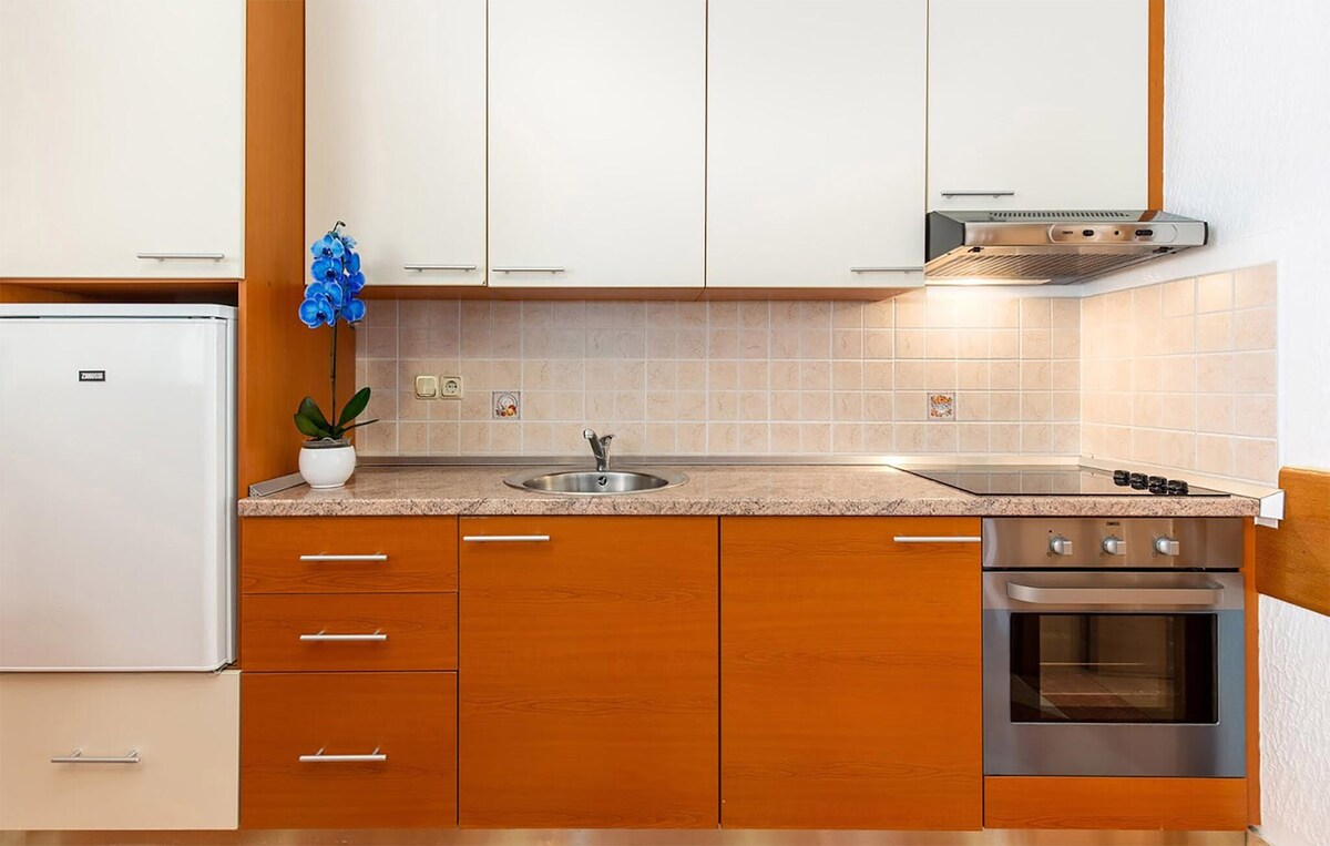 Awesome apartment in Dramalj with kitchen
