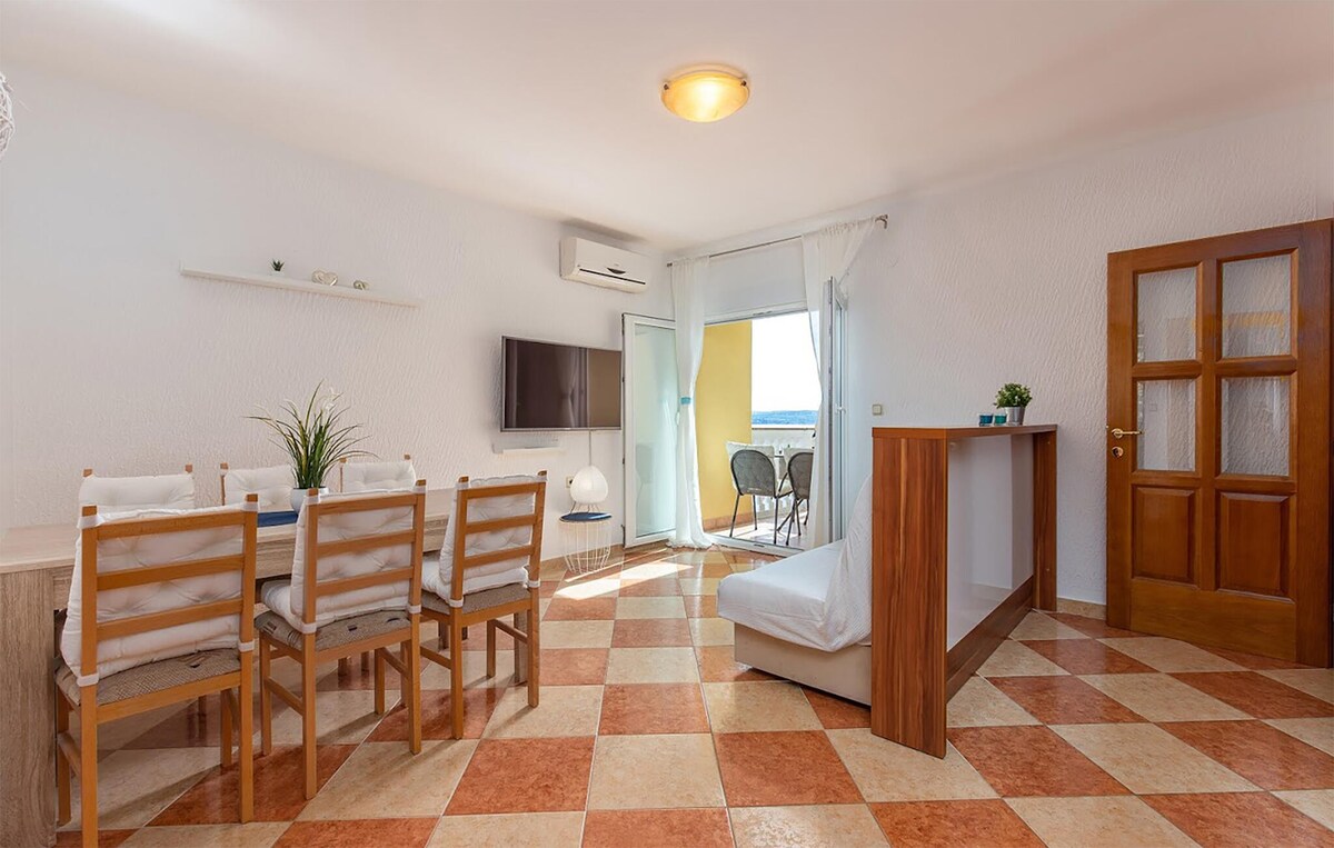 Gorgeous apartment in Dramalj with kitchen