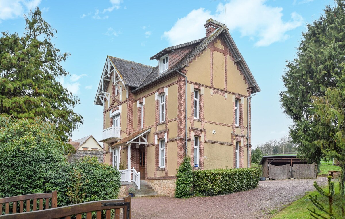 Nice home in Saint-Pierre-en-Auge with kitchen