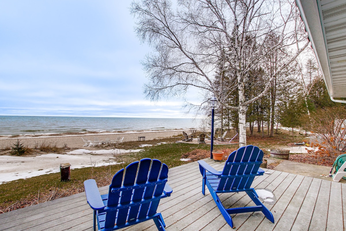 Lakefront Sturgeon Bay Retreat w/ Private Beach!