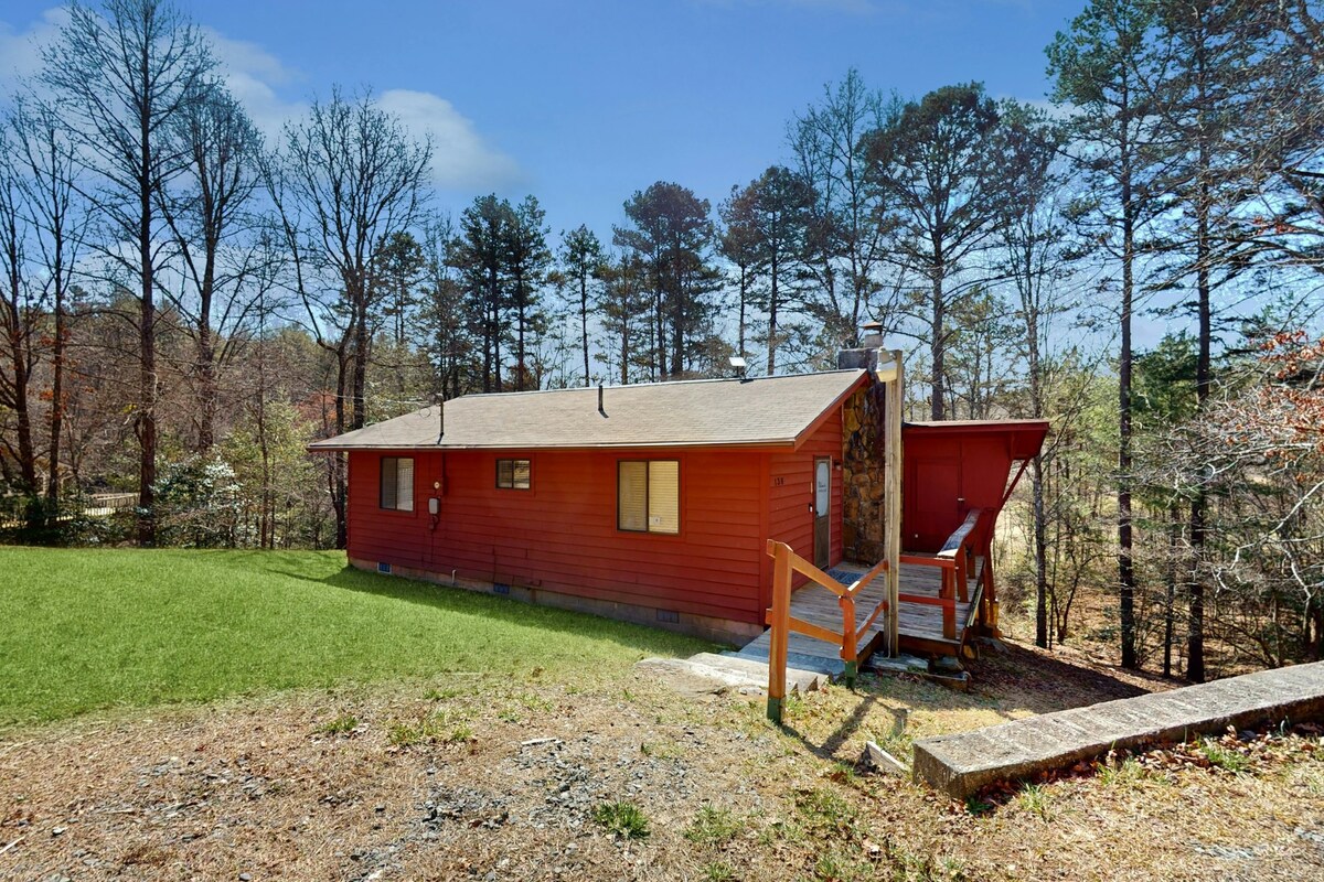2BR updated cabin with screened-in deck & firepit