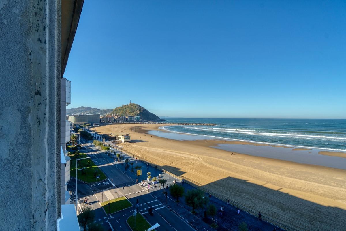 Beachfront flat in Gros, Donostia-San Sebastian