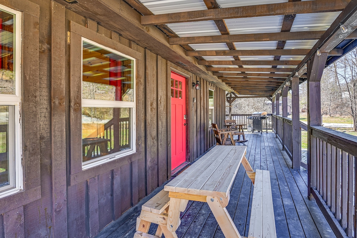 Cabin w/ Expansive Deck ~ 4 Mi to Red River Gorge!