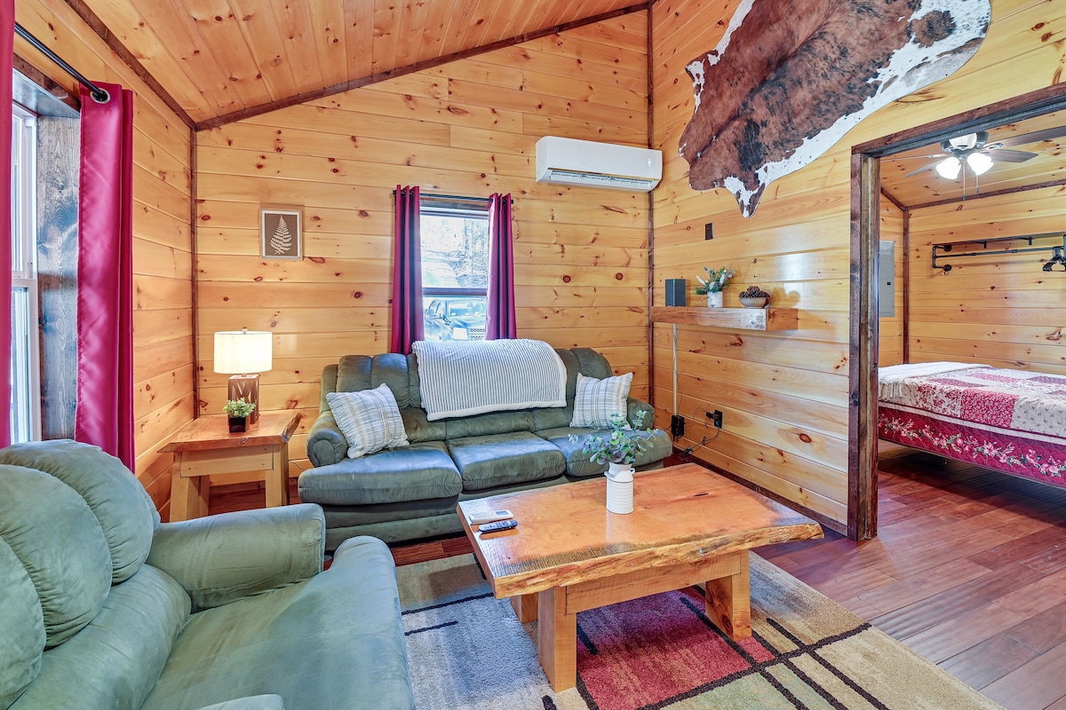 Cabin w/ Expansive Deck ~ 4 Mi to Red River Gorge!