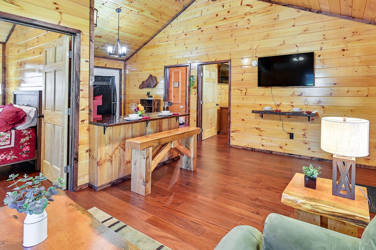 Cabin w/ Expansive Deck ~ 4 Mi to Red River Gorge!