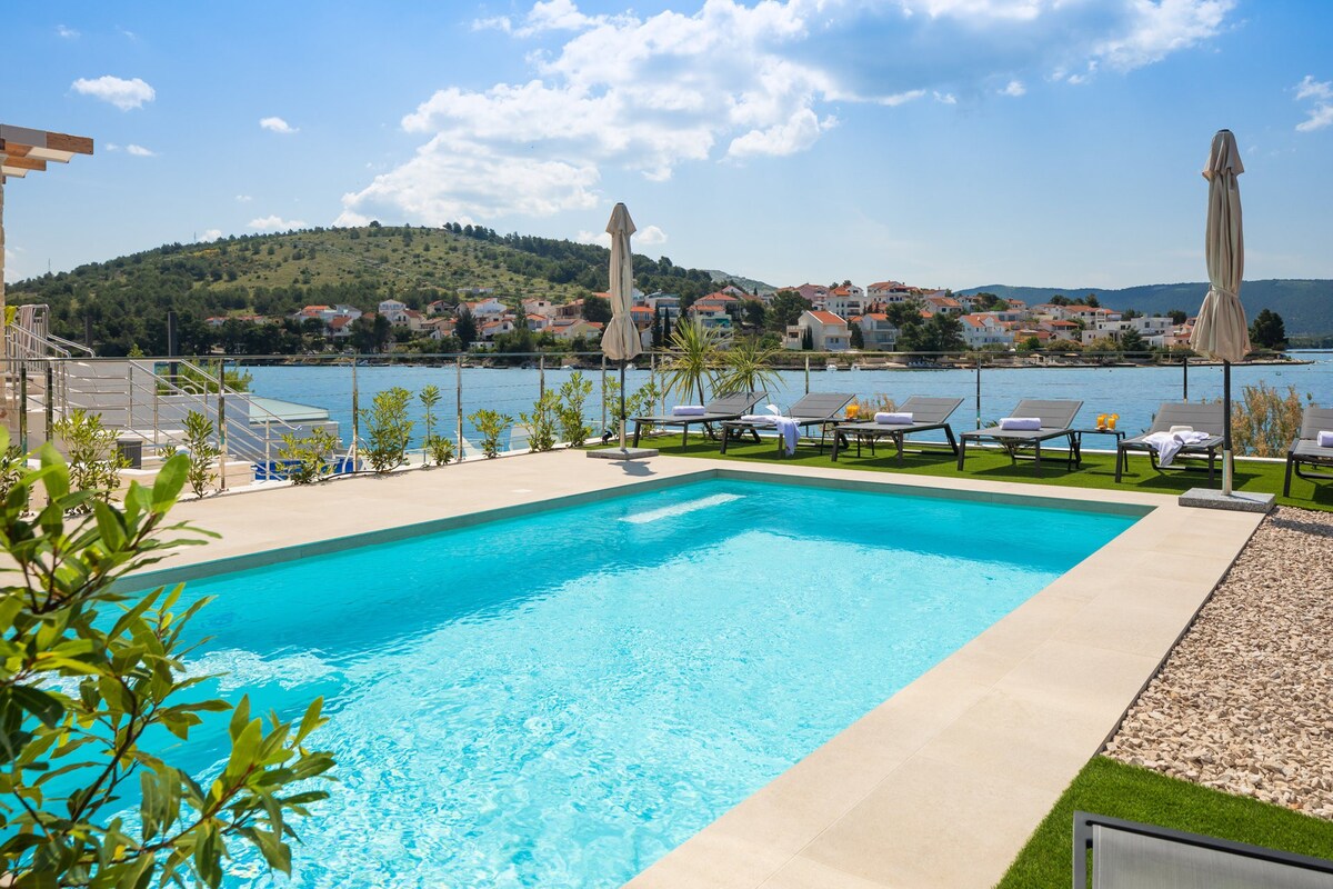 Beachfront Villa Mona Lisa with Pool