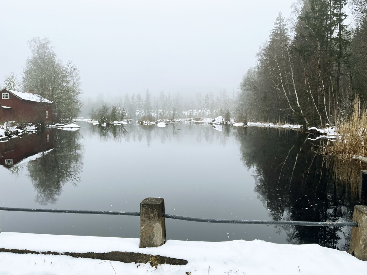 Cozy little red cottage with proximity to a pond a