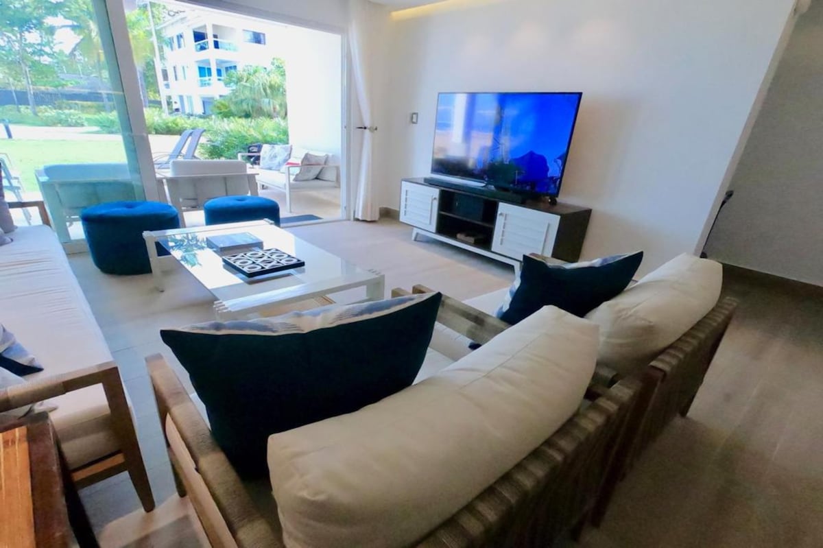 Wonderful 2-Br beach front apartment at emotions