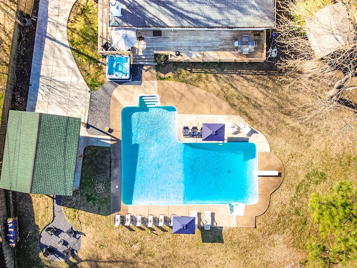 City escape w/ heated pool and outdoor fun