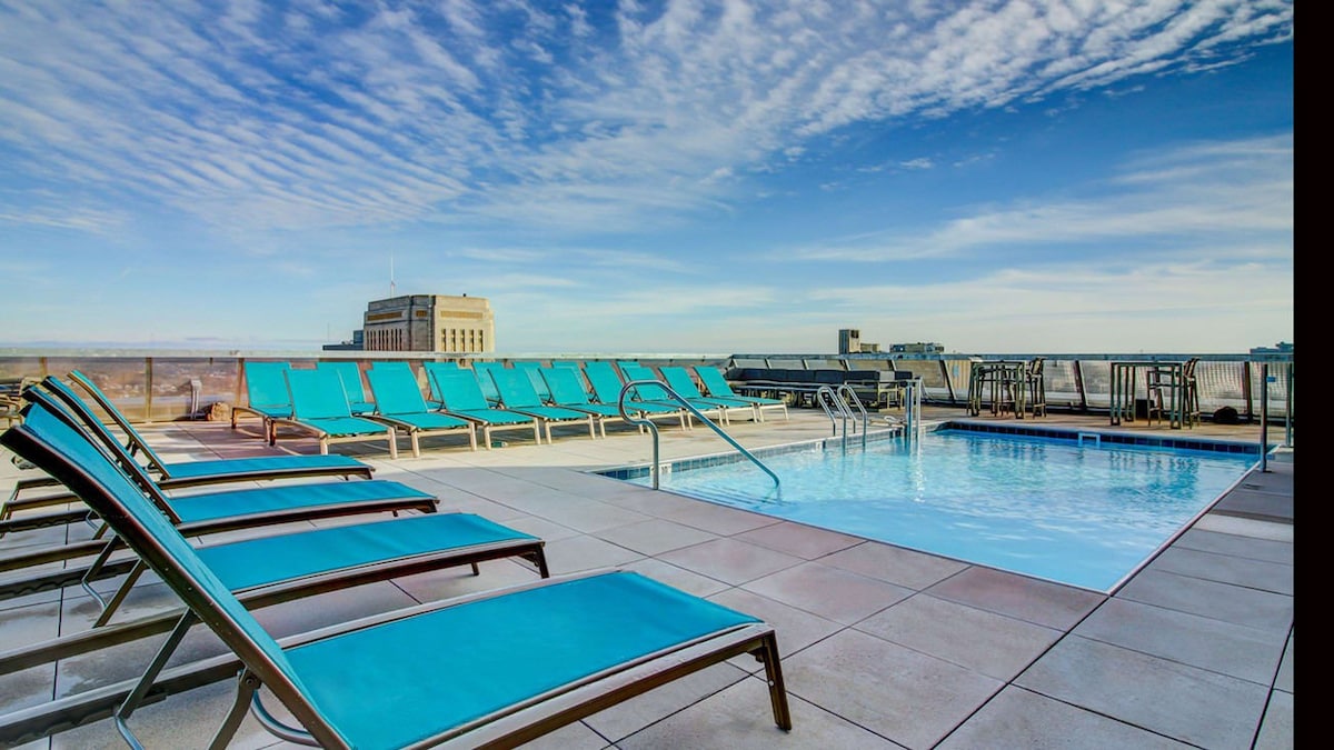 The SkySuite • Pool/Gym/Free Parking •Heart of DT