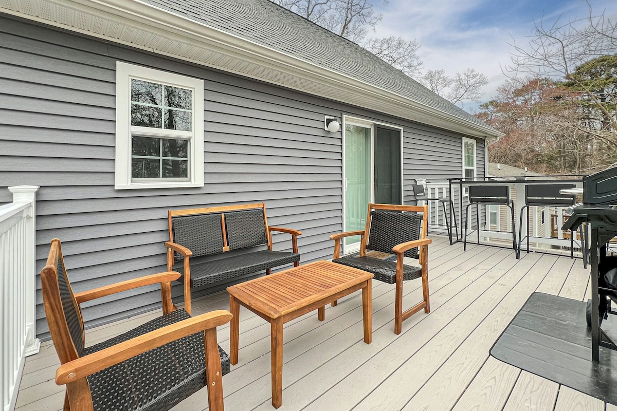 Dog-friendly 5BR with furnished deck & game room