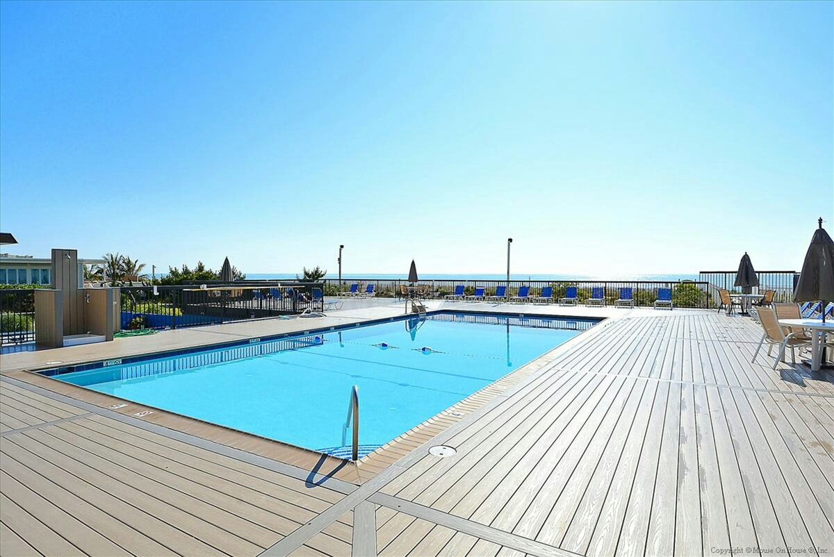 2卧室海滨公寓，配备泳池、日落景观、网球场