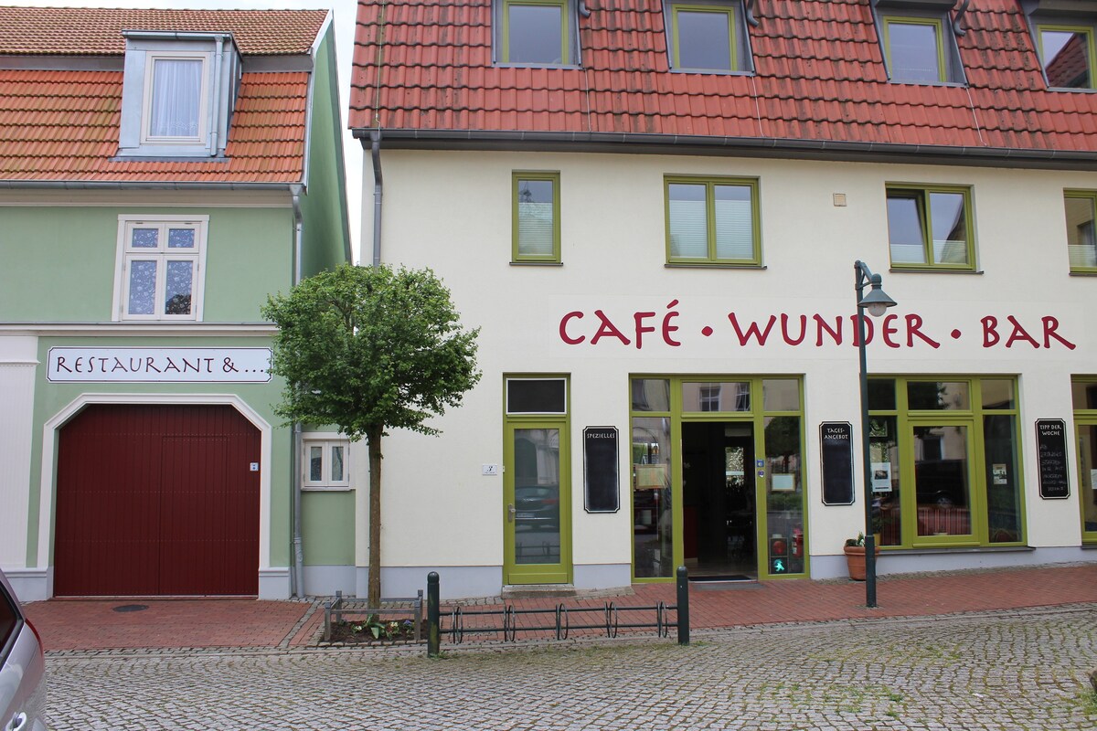 Schwalbennest am Café Wunder Bar (145008)