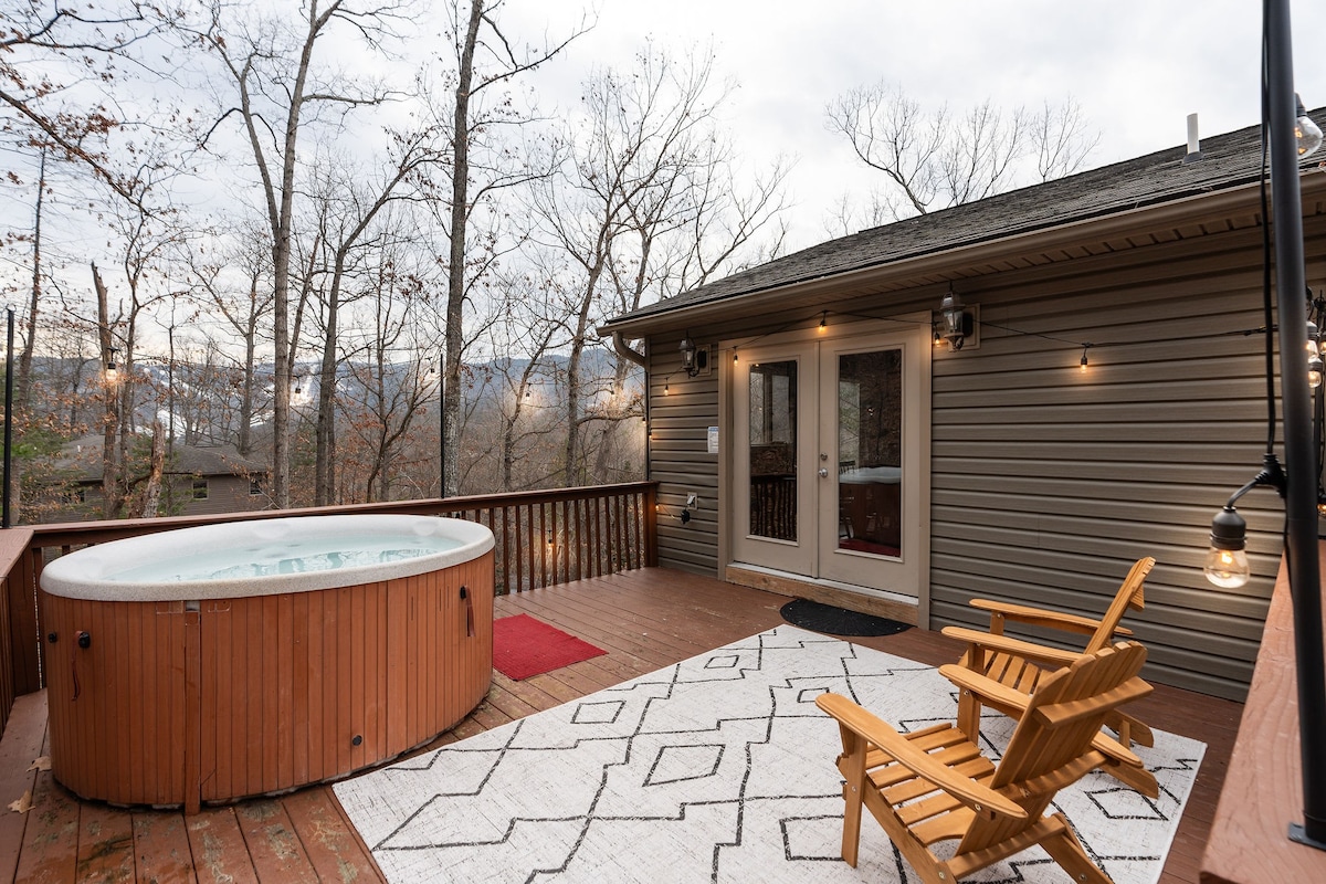 Hot Tub ~ Fire Pit ~ Pool Table ~ Movie Theater