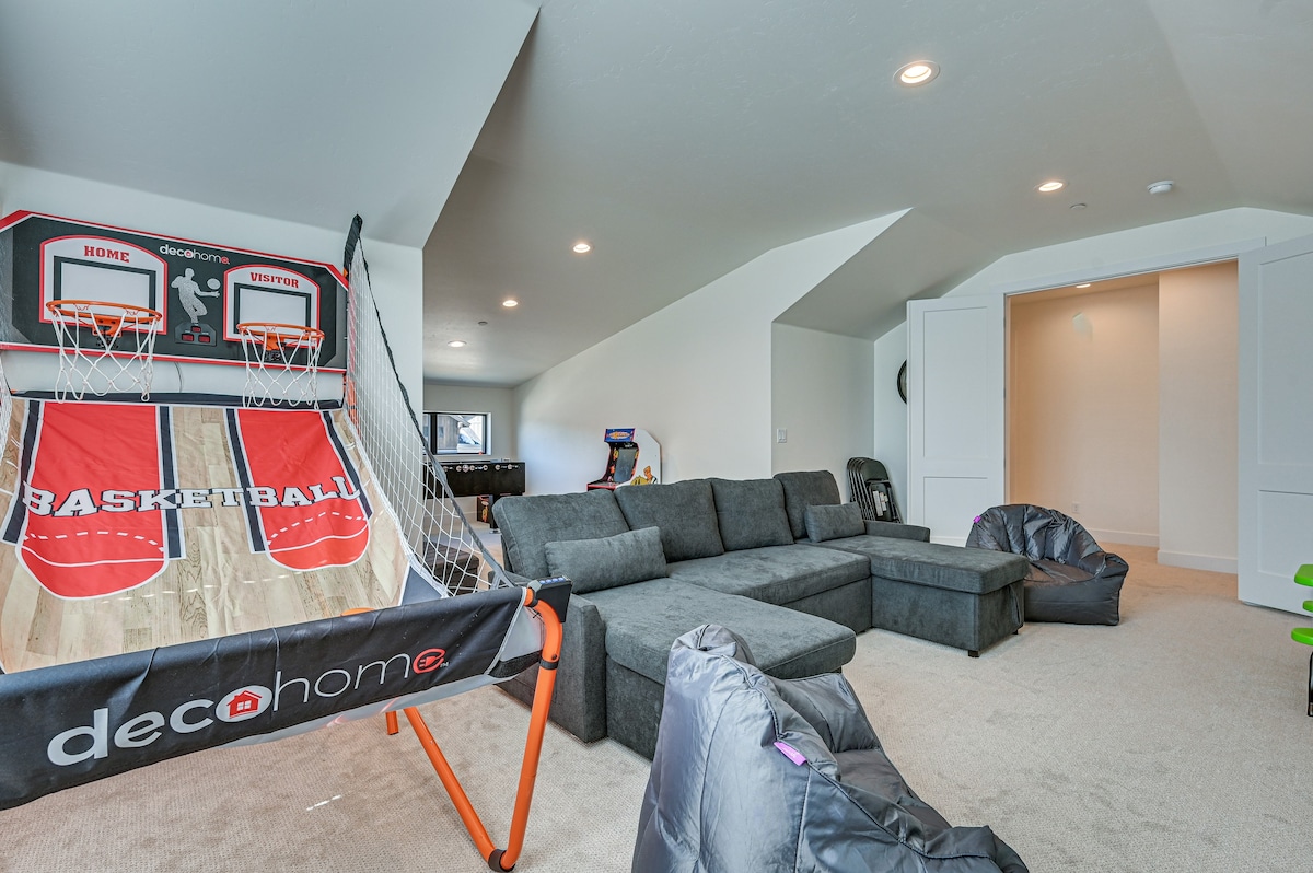 Flagstaff Group Getaway w/ Game Room & Deck