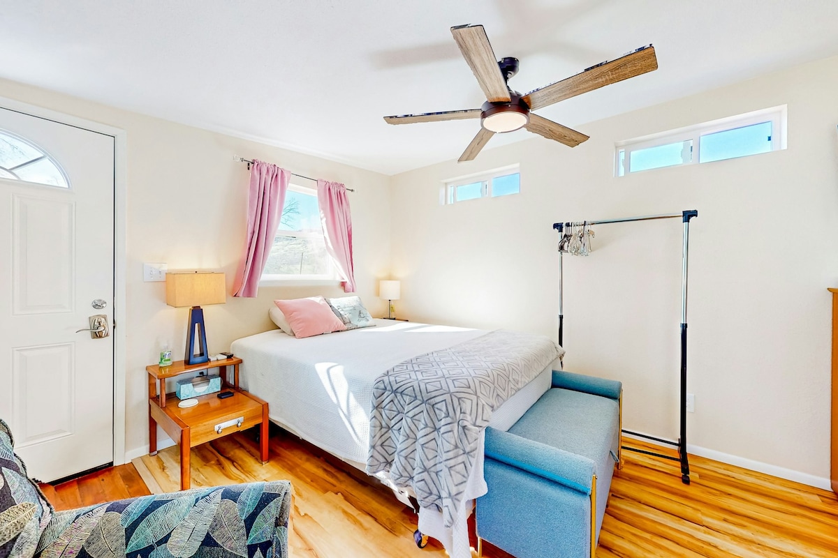 1BR cheerful stay with patio, smart TV, & AC