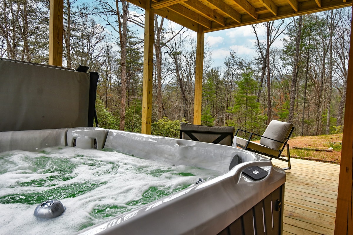 3BR adorable contemporary cabin with hot tub