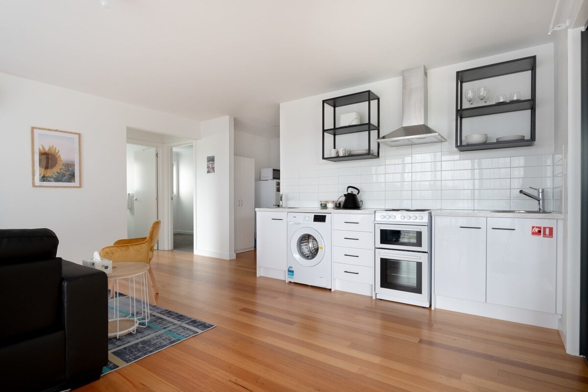Self Contained Unit: 10 Minutes From the CBD