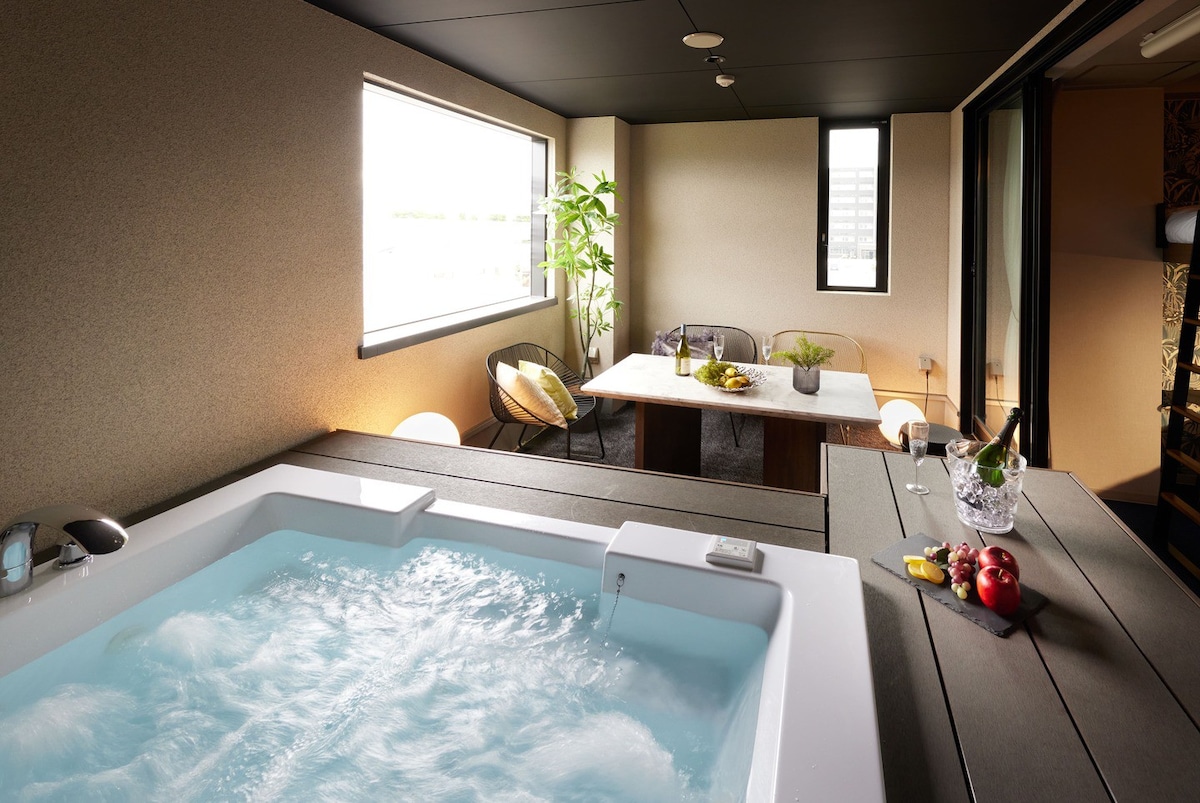 Suite with artificial hot spring and projector