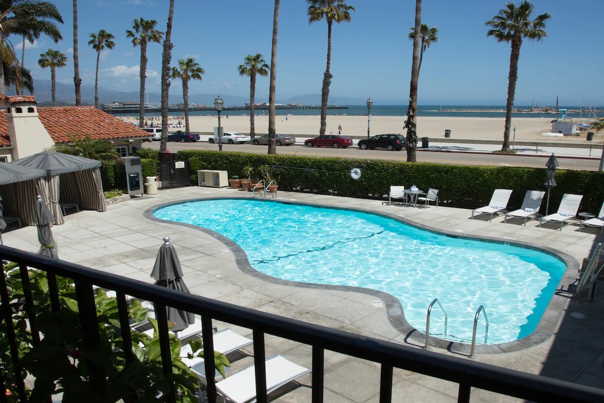 3 Relaxing Units! Beachfront, Pool, Pets Allowed